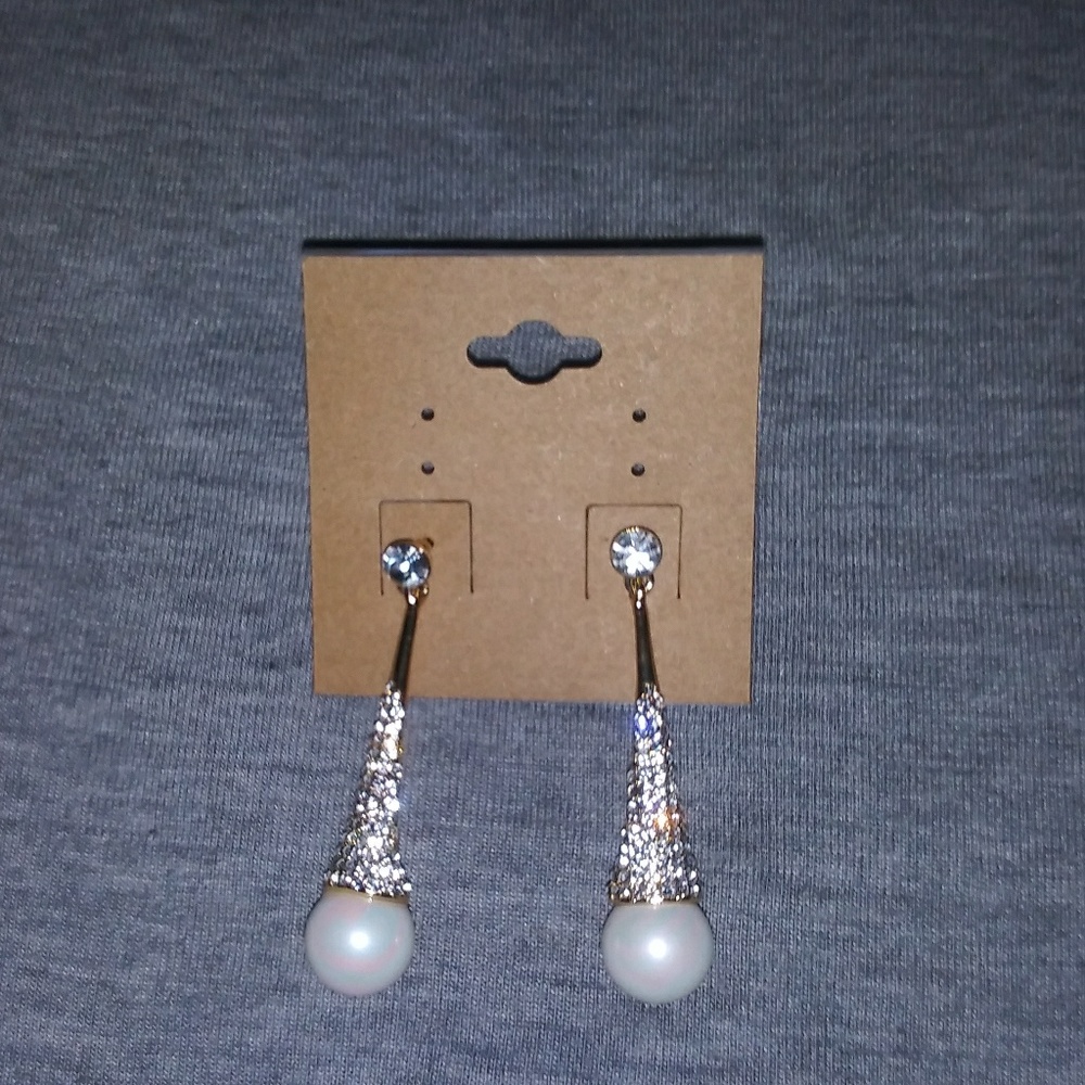 💜Dangly pearls w/ gold detail.